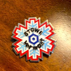 Vintage Stowe, Vermont ski pin